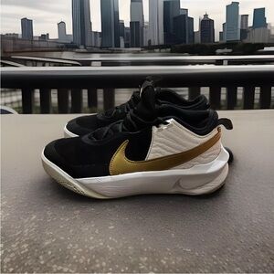 NIKE Team Hustle D 10 Basketball Shoes